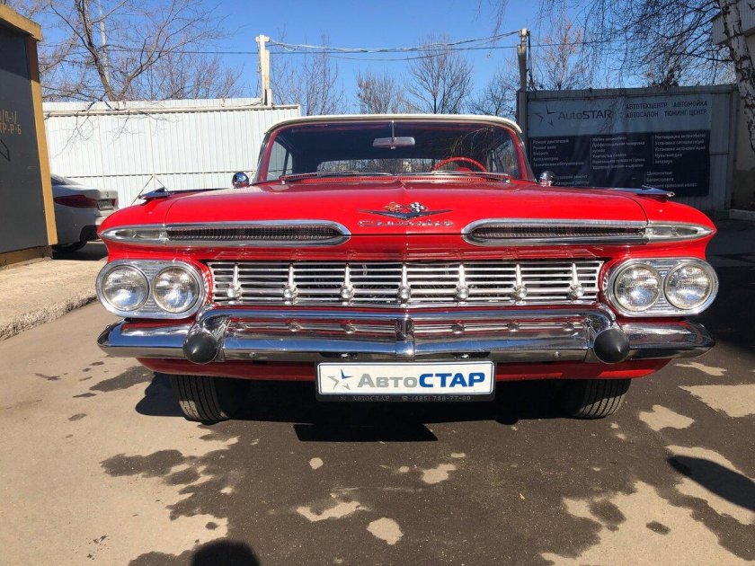 Красный Chevrolet Impala 1971 с открытым багажником
