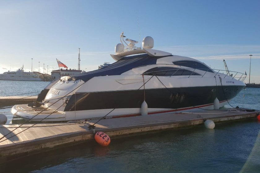 Яхта Sunseeker 72