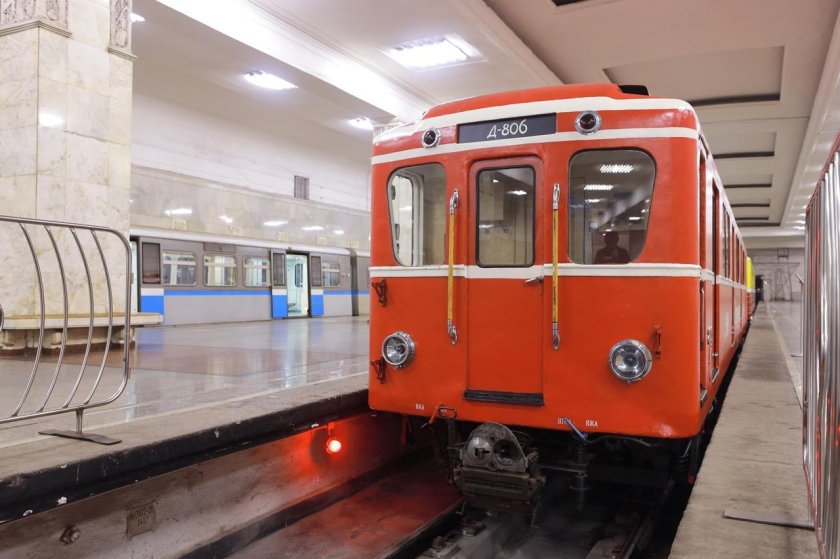 Контактно-аккумуляторный электровоз