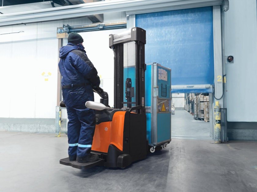 Штабелер вилочный BT spe200