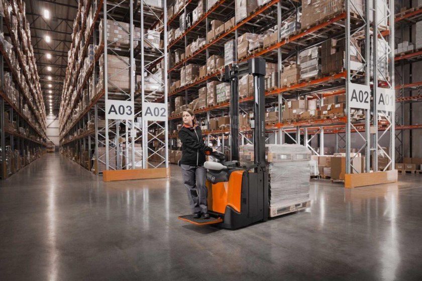 Узкопроходный штабелер юнгхайнрих