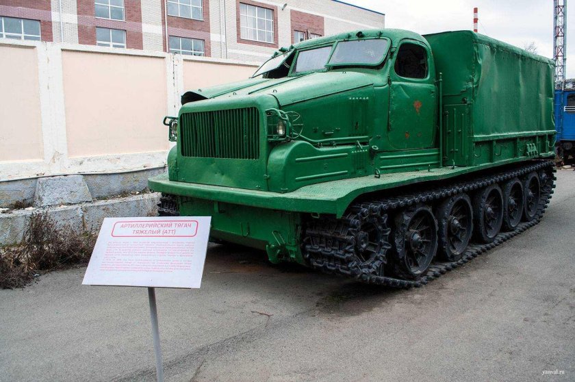 Гусеничный тягач АТС-712