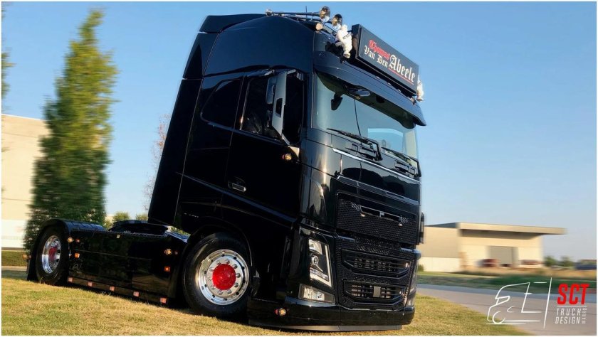 Черная Вольво грузовик