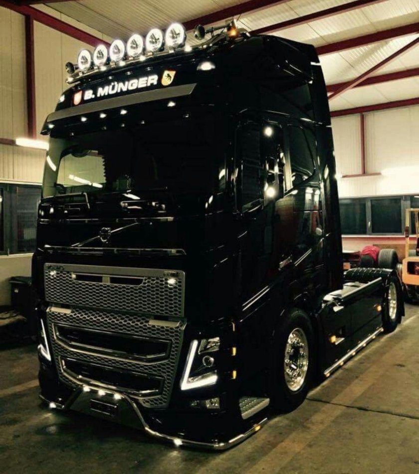 Чёрная Вольво fh16