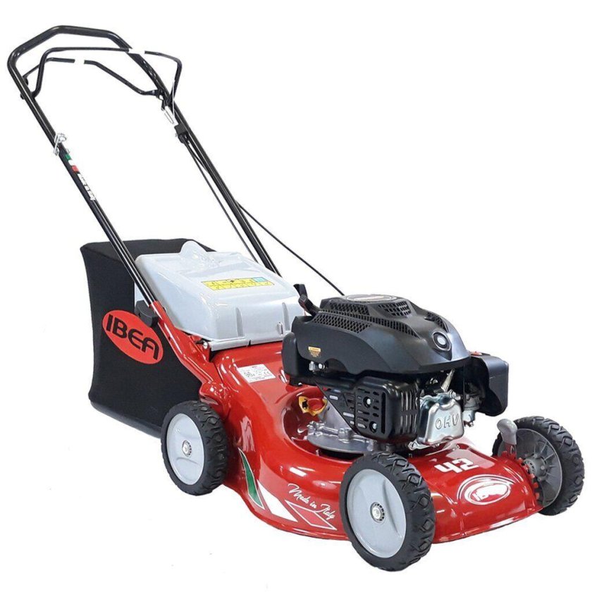 Самоходная бензиновая газонокосилка с