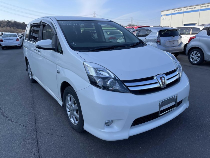 Тойота Исис 2014