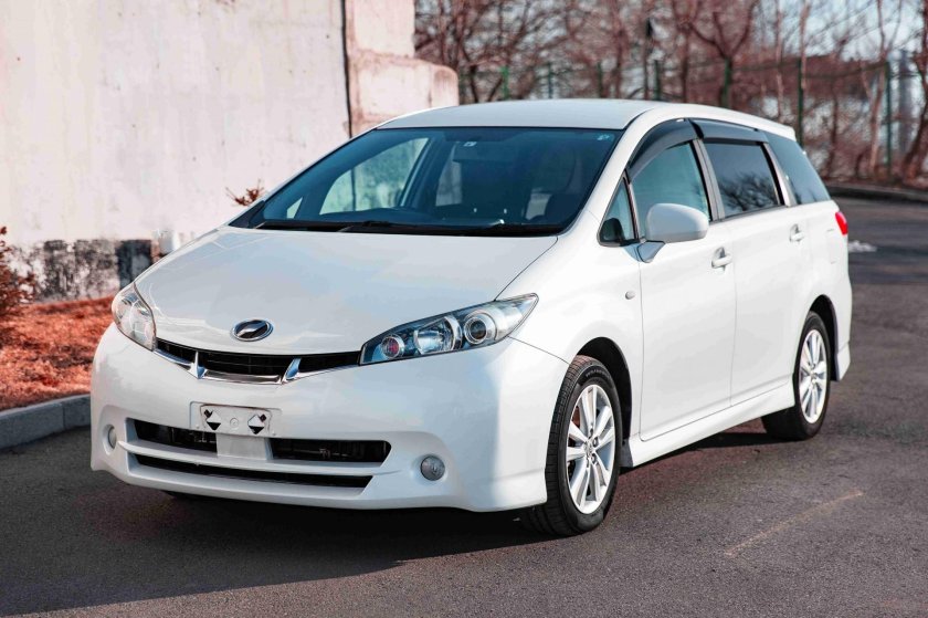 Тойота виш 2010 года