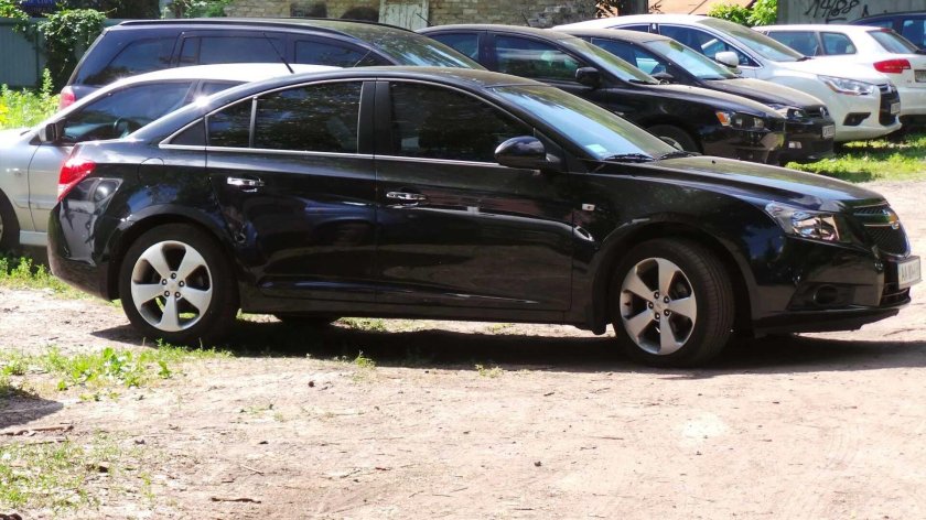 Шевроле Круз черный седан на 17 дисках