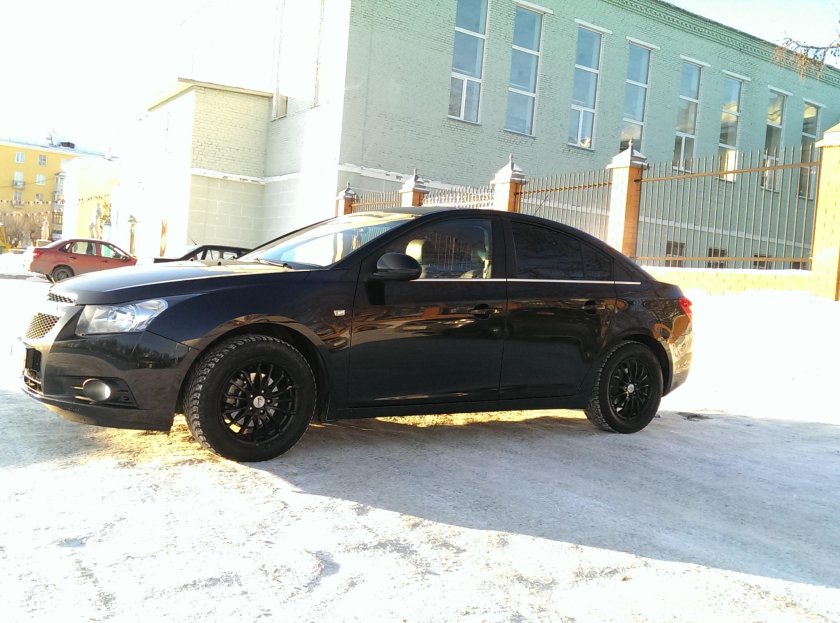 Черный Шевроле Круз с черными дисками
