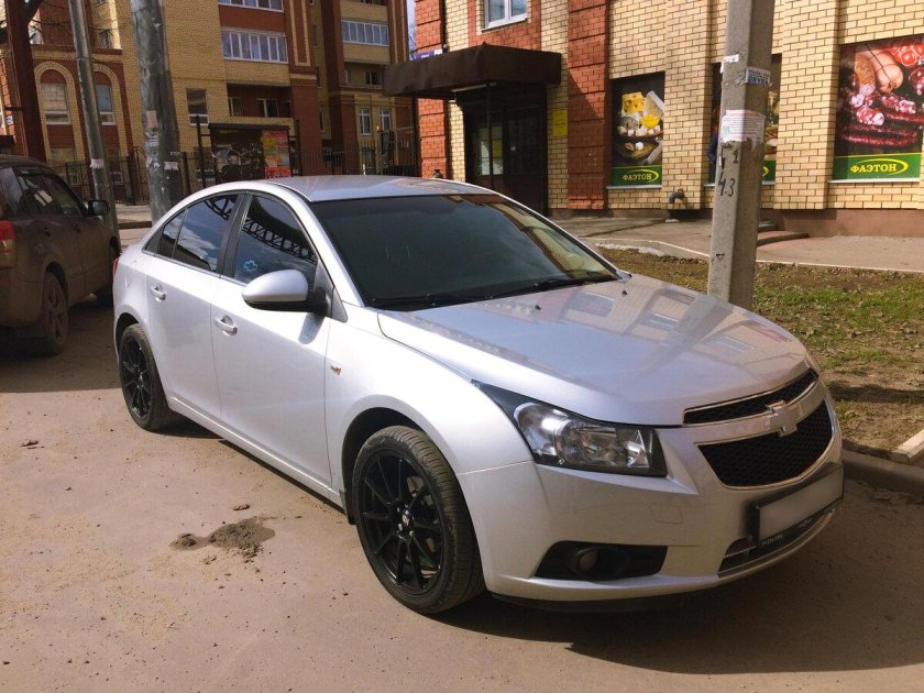Серебристый Шевроле Круз на черных дисках