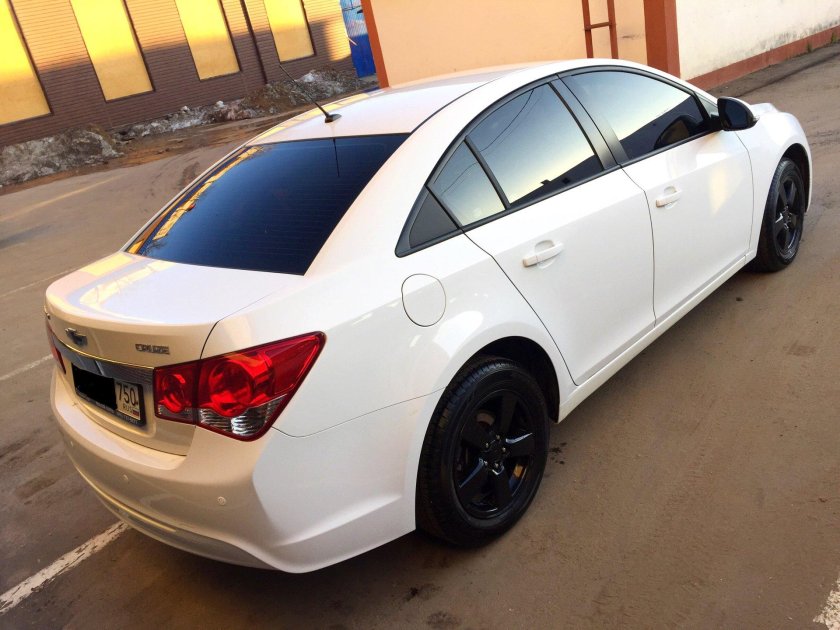 Шевроле Круз на черных дисках r16