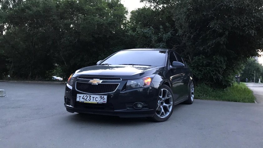 Шевроле Круз черный на 17 дисках