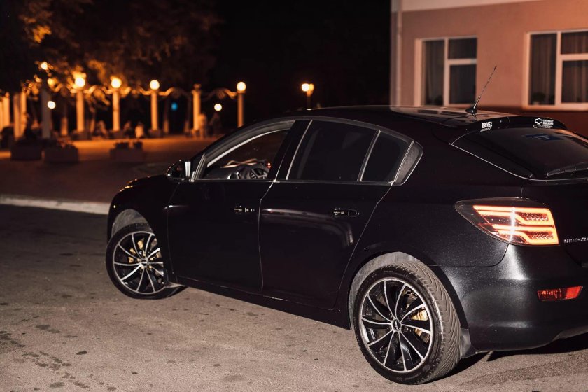 Шевроле Круз черный на 17 дисках