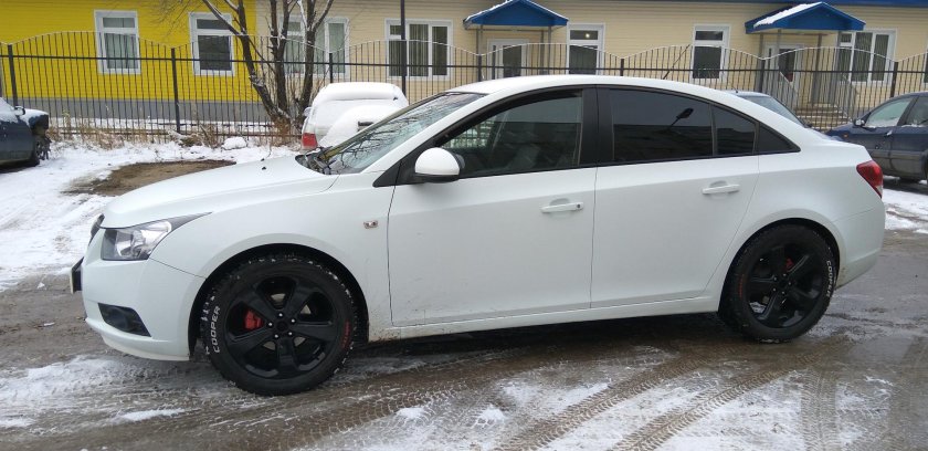 Белый Шевроле Круз r18