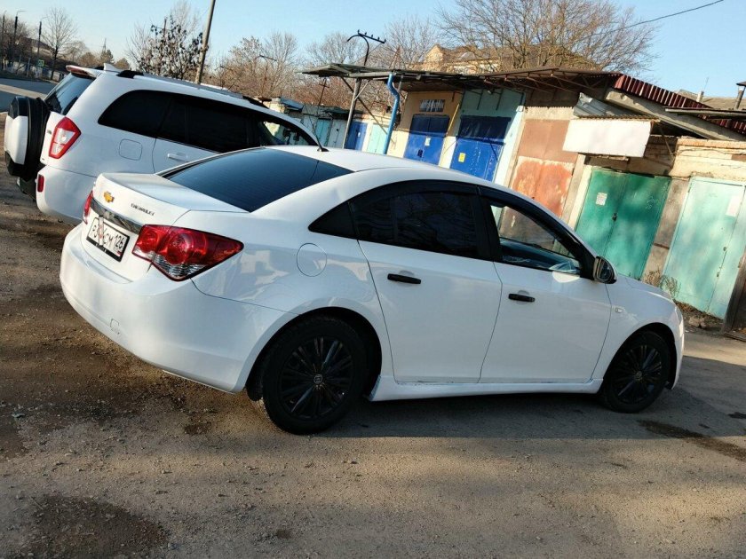 Белый шевроле круз