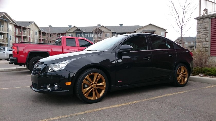 Черный Шевроле Круз с черными дисками