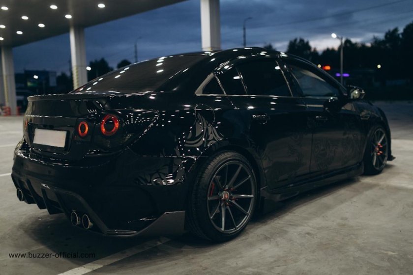 Черный Шевроле Круз с черными дисками