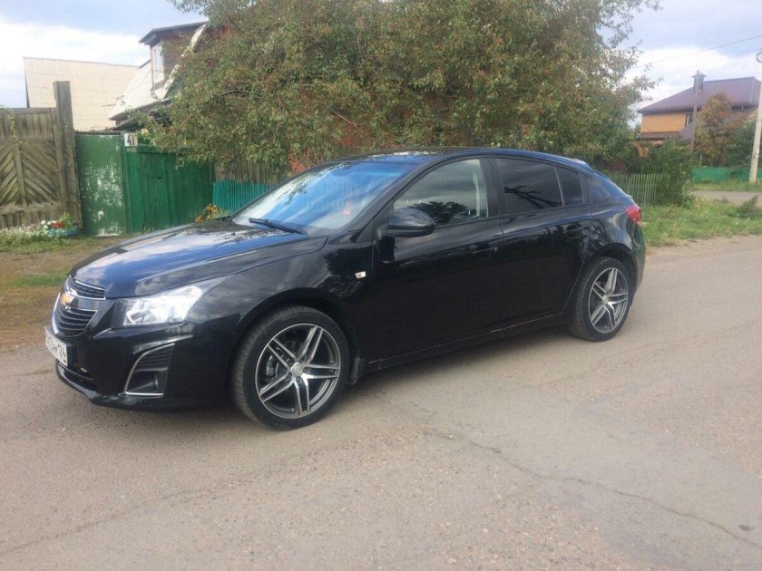 Шевроле Круз черный хэтчбек на 17 колесах
