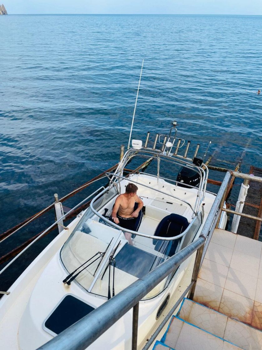 Яхта на море