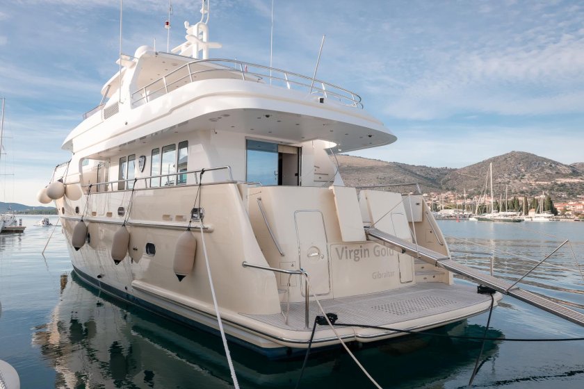 Яхта Азимут 140