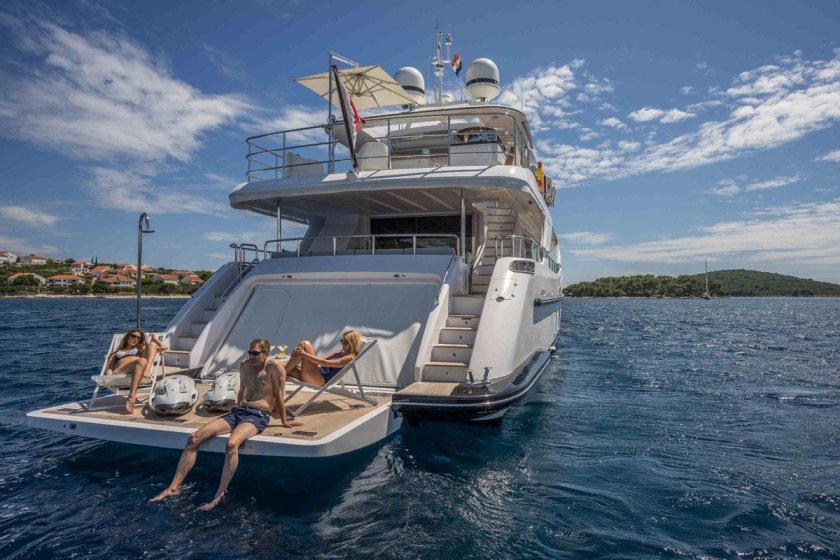 Яхта Бенетти 140