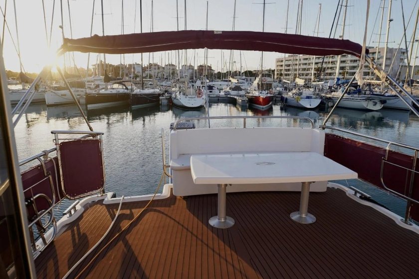 Яхта моторная