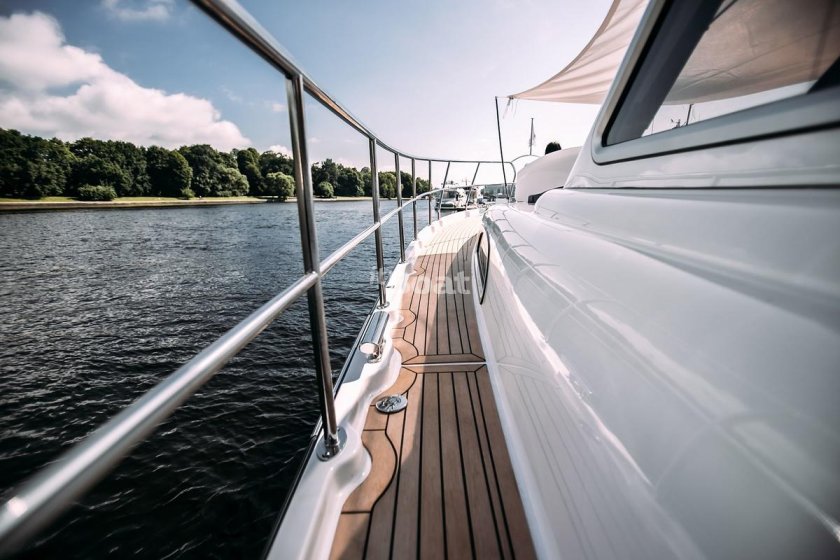 Моторная яхта