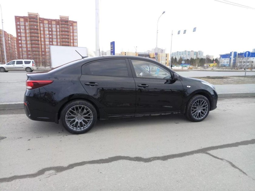 Kia Rio 4 черный r16