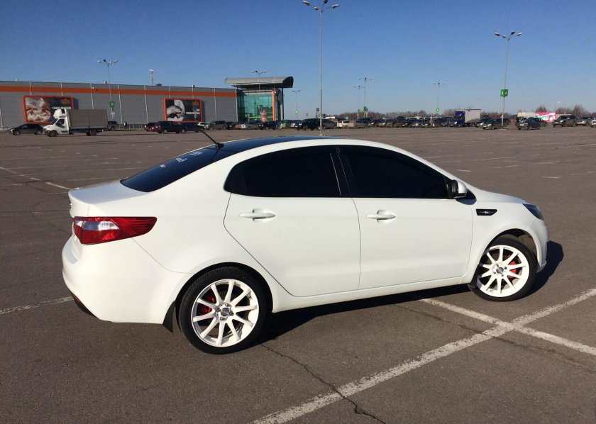 Белая Киа Рио на 17 дисках