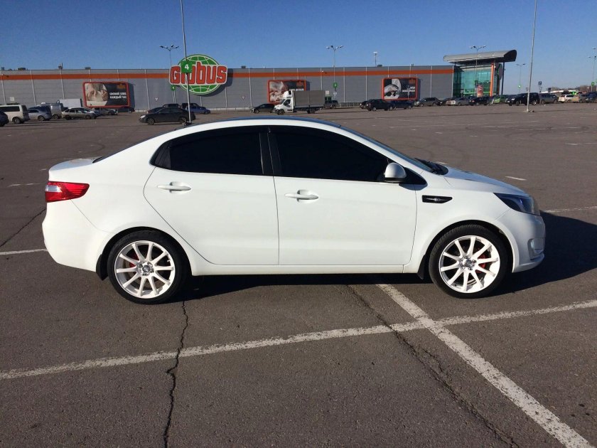 Белая Kia Rio 3 17 r
