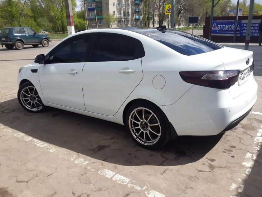 Белая Kia Rio 3 17 r