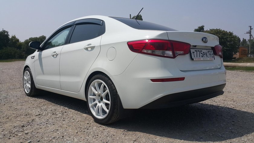 Белая Kia Rio 3 17 r