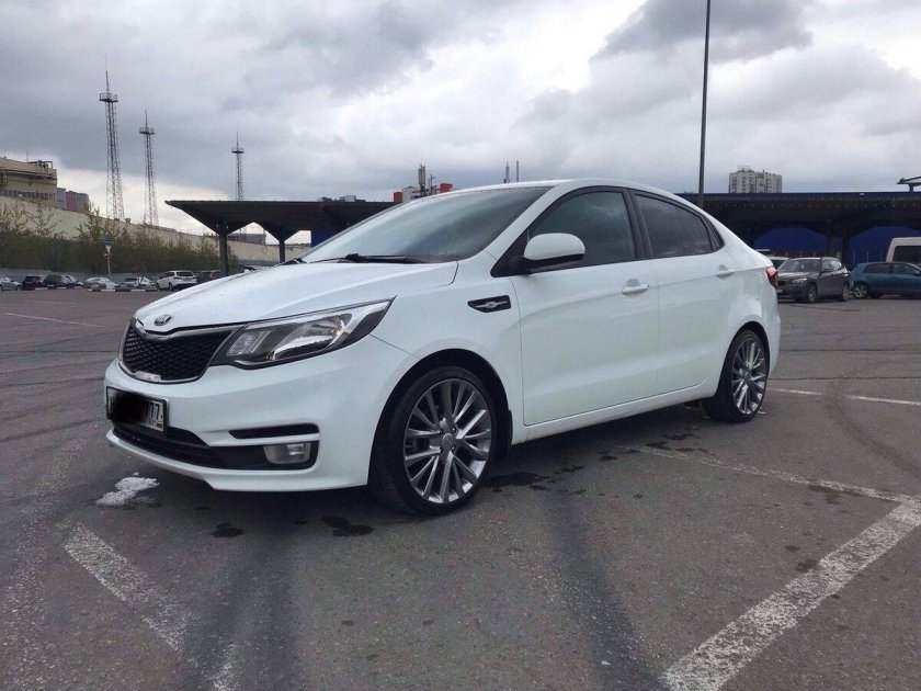 Белая Kia Rio 3 17 r