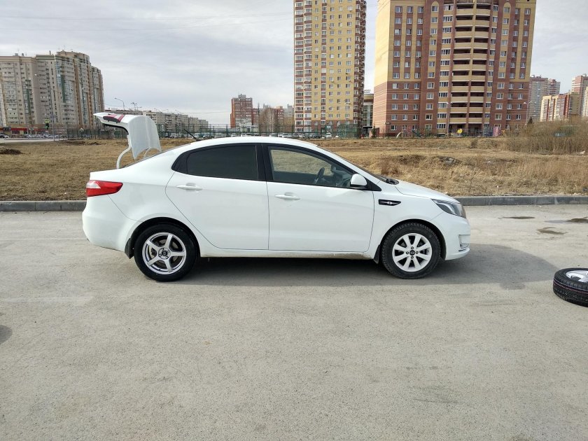 White Kia Rio r16