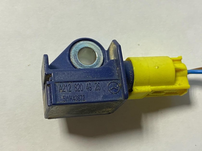 Где стоит датчик удара Мерседес w140