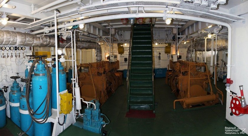 Машинное отделение теплохода РТ 300