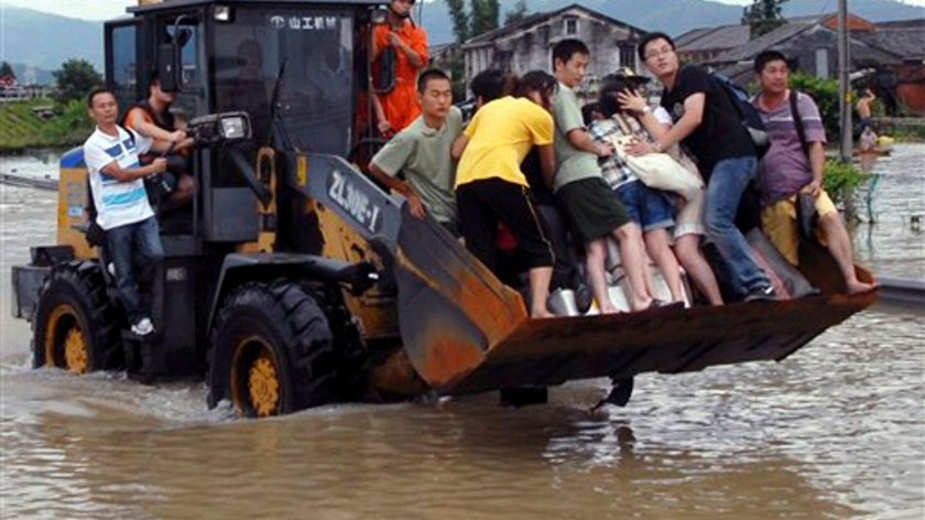 Люди в ковше экскаватора