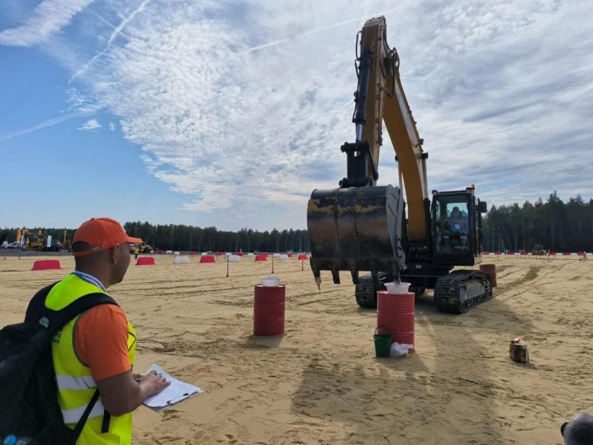 Экскаватор caterpillar