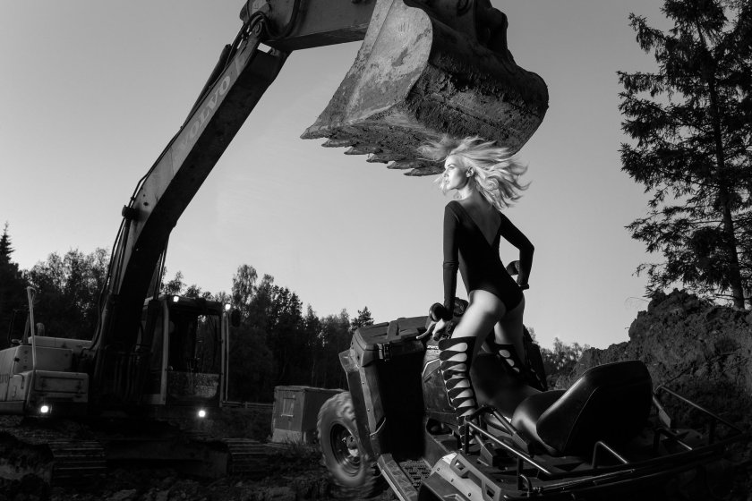 Девушка и экскаватор