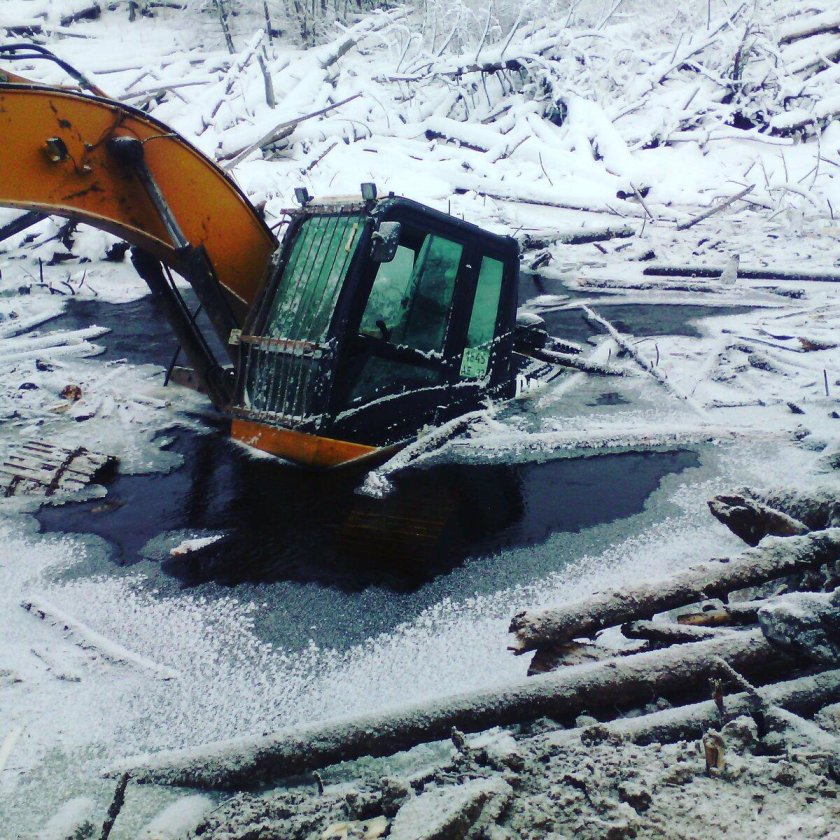 Экскаватор утонул
