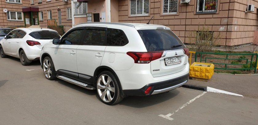 Mitsubishi Outlander r20