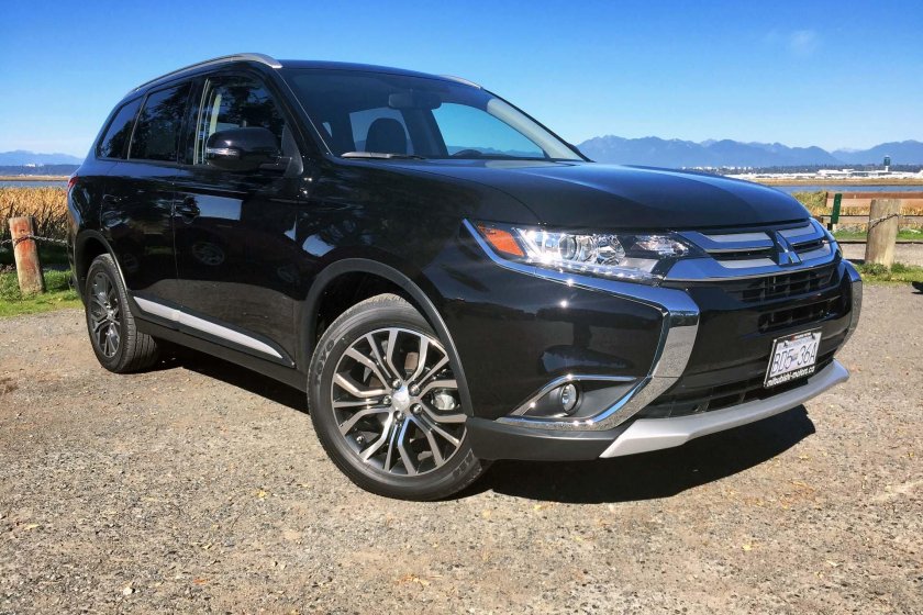 Митсубиси Аутлендер 2016 черный