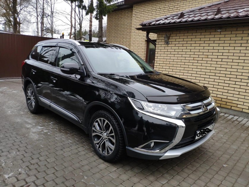 Митсубиси Аутлендер 2016 черный