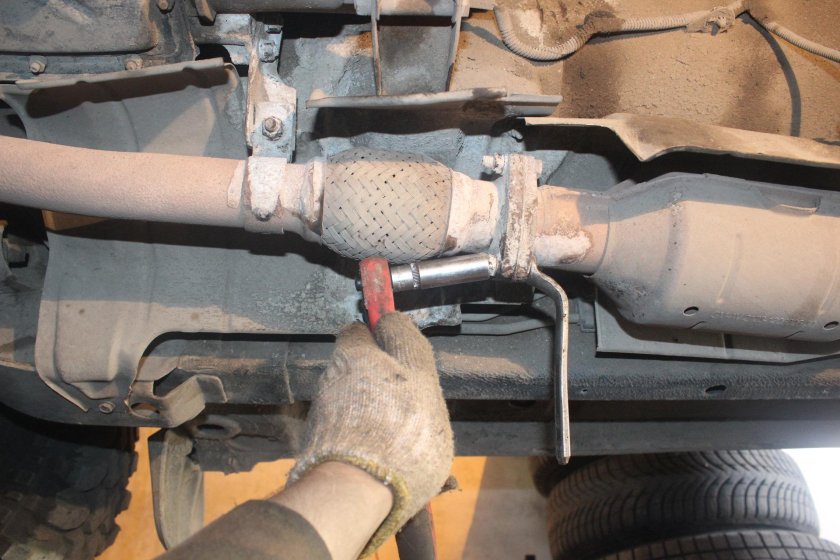 Крепление выхлопной системы Шевроле Нива