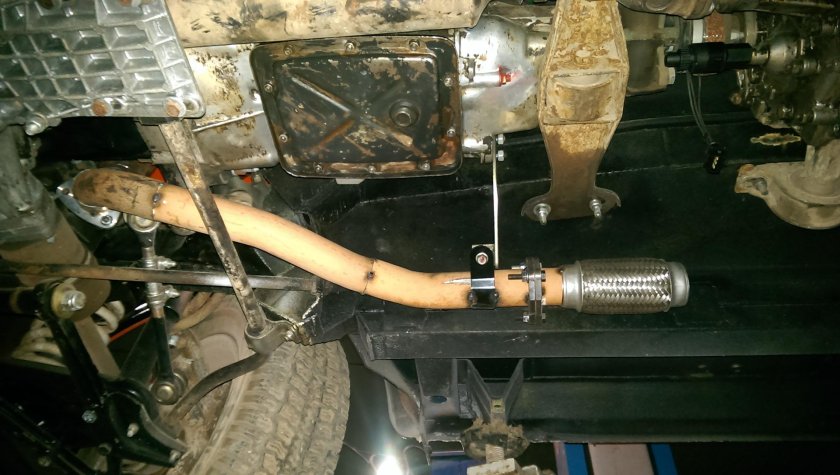 ВАЗ-2131 выхлопная снизу