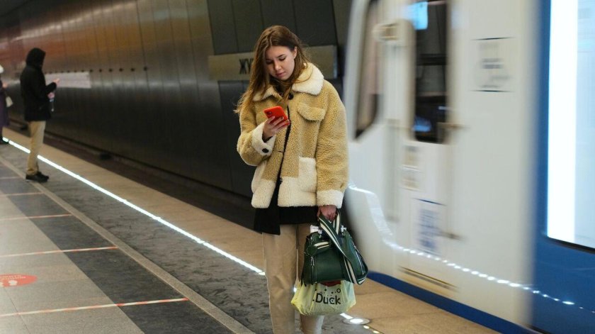 Люди фотографирующие себя на станции Жулебино