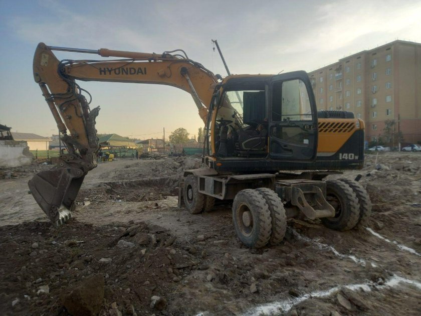 Полноповоротный колесный экскаватор