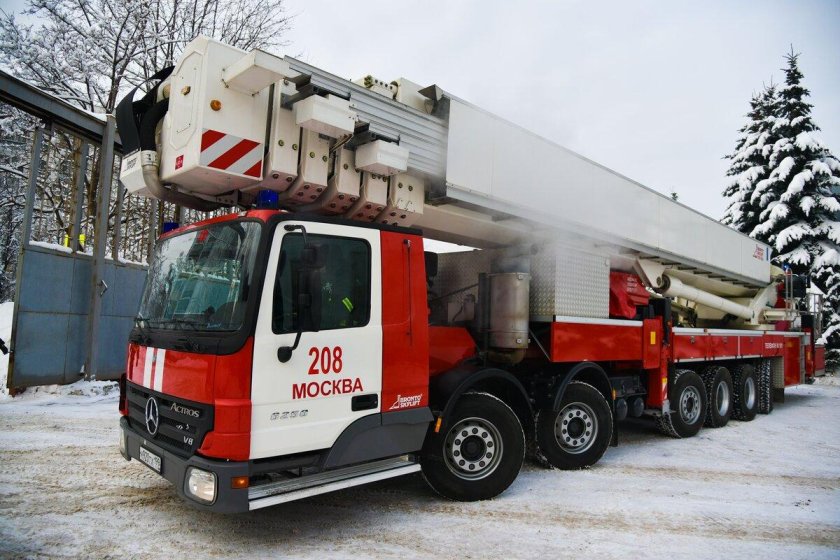 Коленчатый подъемник пожарный Мерседес