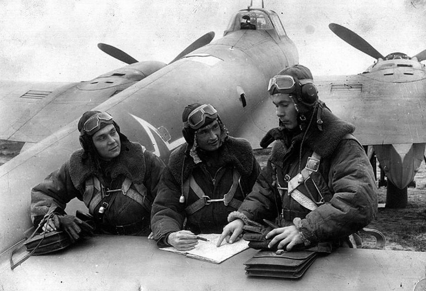 Стрелок-радист в самолёте пе-2