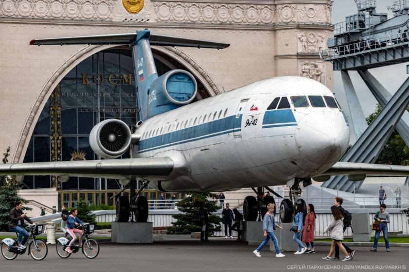 Самолёт як-42